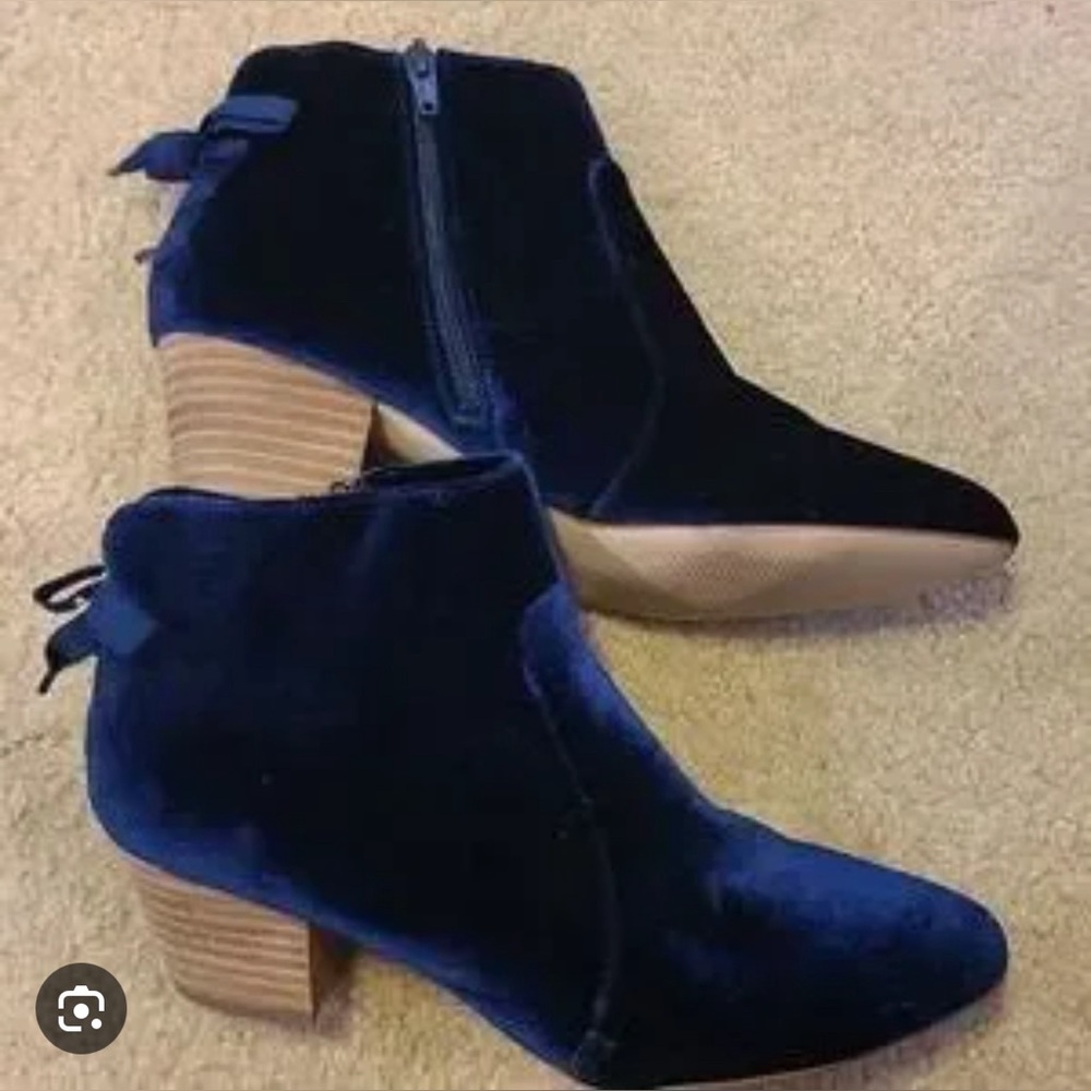 Restricted velvet blue booties - bow on back - size 8